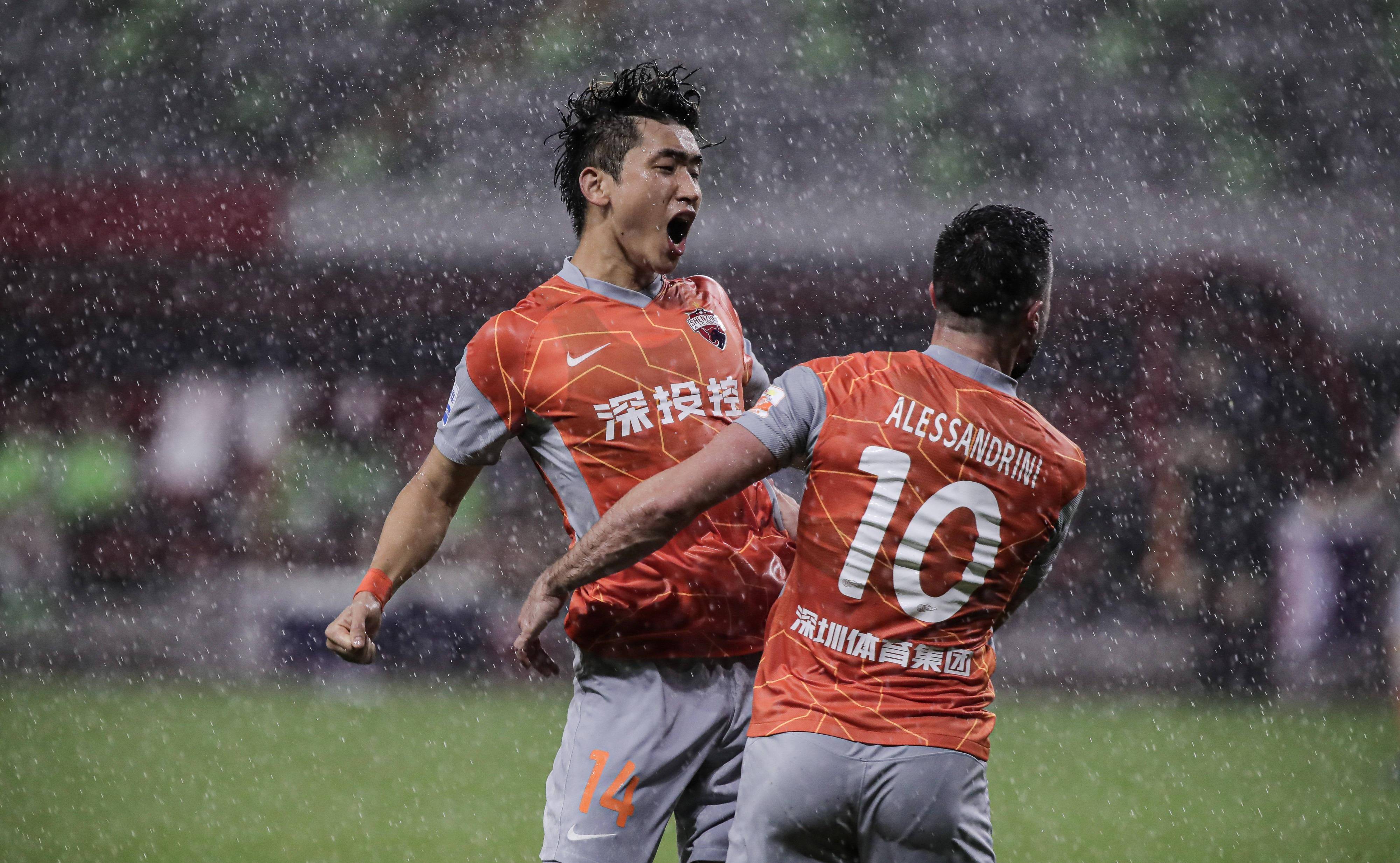 爱游戏app-包含葡超赛程吃紧，达拉斯独行侠冲刺阶段队长鼓劲，赛场秩序良好，训练强度明显提升的词条